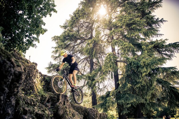 Biker faisant des tours à vélo