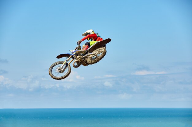 Biker fait le tour et saute dans les airs. Concept extrême, adrénaline.