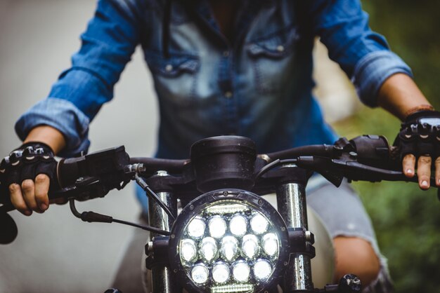 Biker femme conduisant une moto de café racer