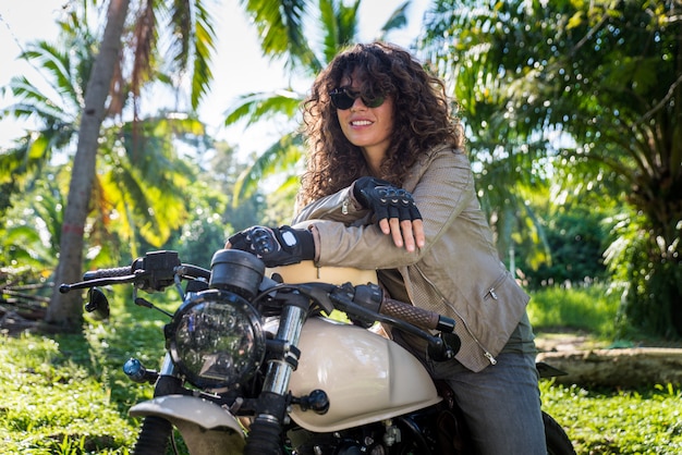 Biker femme conduisant une moto de café racer