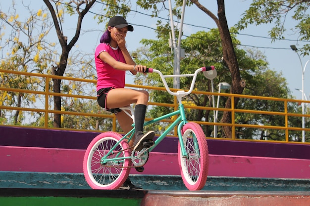 Photo biker girl dans le parc