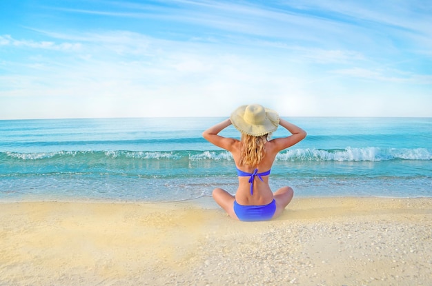 Bikini bleu femme détente sur la plage