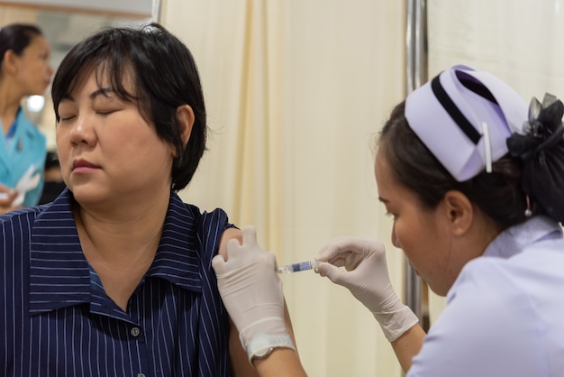 Bilan de santé d&#39;une femme asiatique par faire vacciner