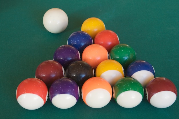 Billard avec quinze balles disposées en triangle