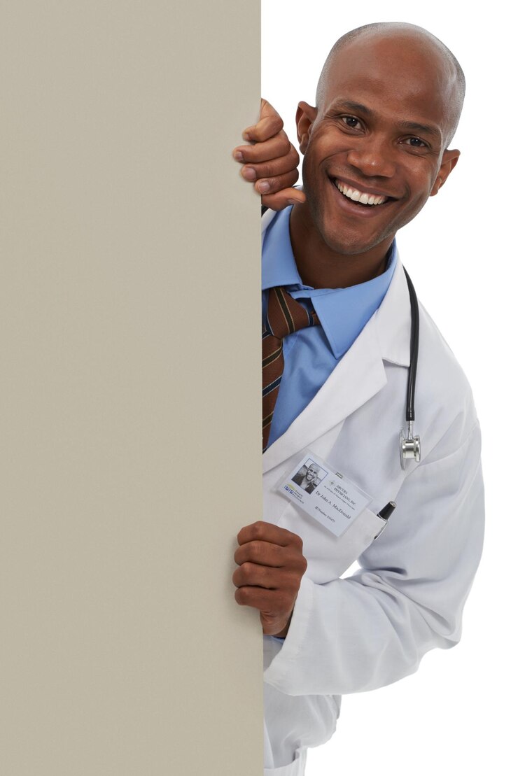 Photo billboard homme noir et portrait de médecin sourire pour la promotion commerciale de l'hôpital ou de la médecine à venir bientôt mockup studio espace bonheur et chirurgien africain avec réduction médicale sur fond blanc