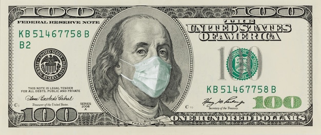 Photo billet de 100 dollars avec masque facial de benjamin franklin du coronavirus covid-19 aux états-unis.