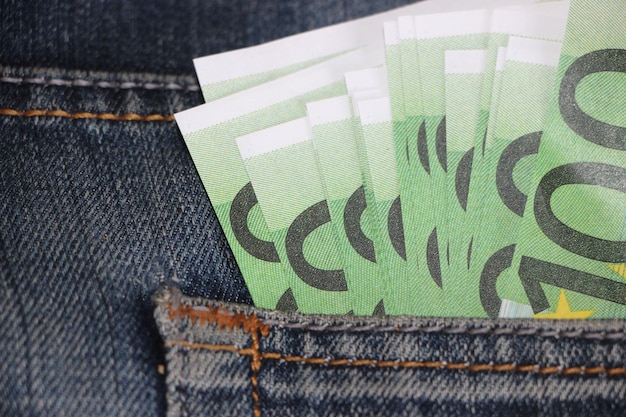 Billet de 100 euros macro dans la poche de jeans Concept personnel d'économies et de dépenses d'argent