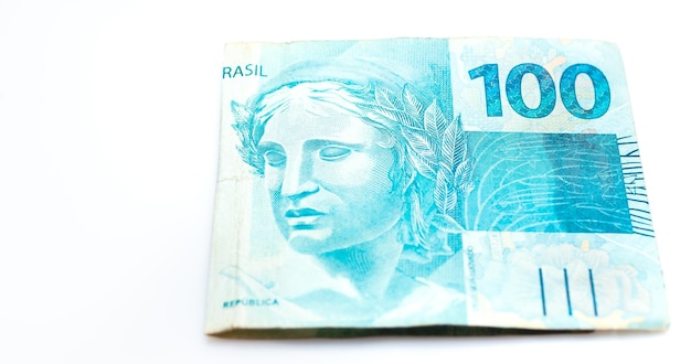 Un billet de 100 Reais de monnaie brésilienne isolé sur fond blanc