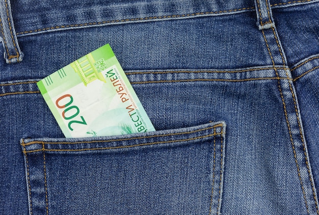 Un billet de 200 roubles dans la poche arrière de mon jean
