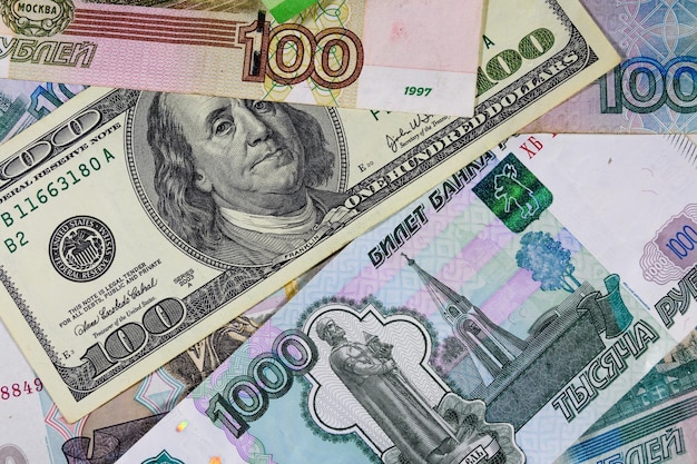 Billet américain de cent dollars sur les nombreux roubles russes