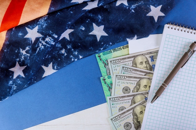 Billet de banque en dollars américains sur le drapeau américain COVID-19 sur le verrouillage de la pandémie mondiale, programme de relance financier gouvernement pour les personnes