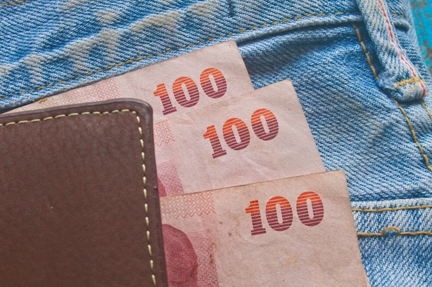 Billet de banque en poche de jeans