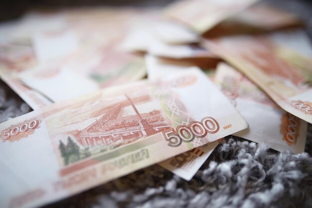 Un billet de banque russe d'une valeur de 5000 roubles Le concept de l'investissement financier, de l'épargne et de l'argent Contexte de l'argent Change de devises Crise économique Rouble dollar cash