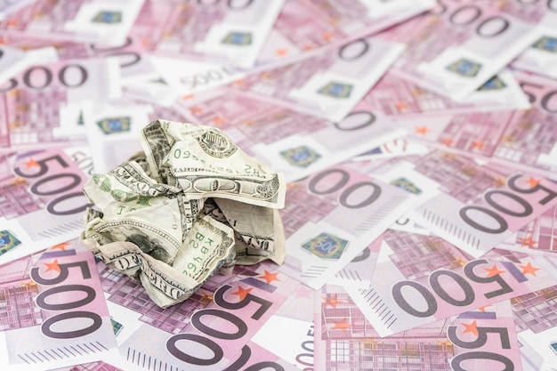 billet de cent dollars froissé dans le contexte de l'argent en coupure de cinq cents euros