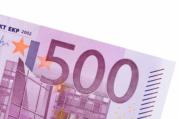 Billet de cinq cents euros sur fond blanc. Photo haute résolution.