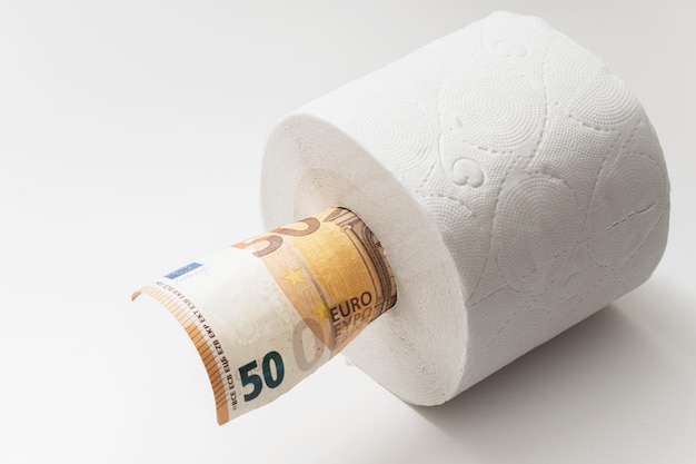 Billet de cinquante euros mis à l'intérieur d'un rouleau de papier toilette