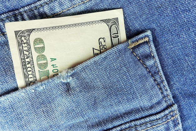 Billet d'un dollar dans la poche de jeans