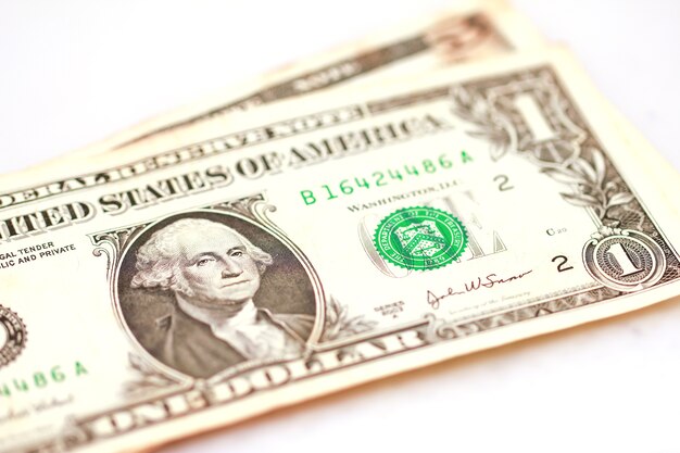 Billet d'un dollar isolé sur fond blanc