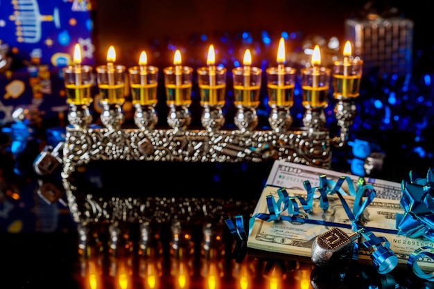 Billet d'un dollar avec menorah brûlant avec réflexion pour Hanoukka. Fête juive.