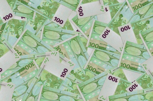 Les billets de 100 euros se trouvent en gros tas. Mur conceptuel de vie riche. Une grosse somme d'argent