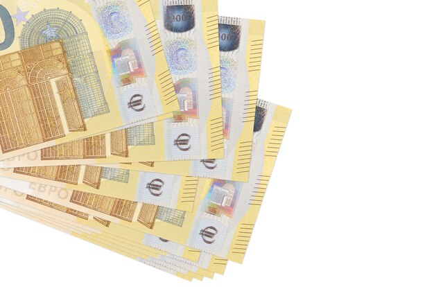 Les billets de 200 euros se trouvent en petit groupe ou pack isolé sur blanc. Concept d'entreprise et d'échange de devises