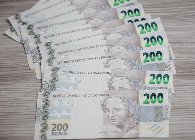 Billets de 50 et 100 reais brésiliens