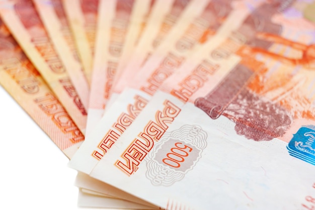 Billets de 5000 roubles disposés sur une surface blanche Monnaie russe