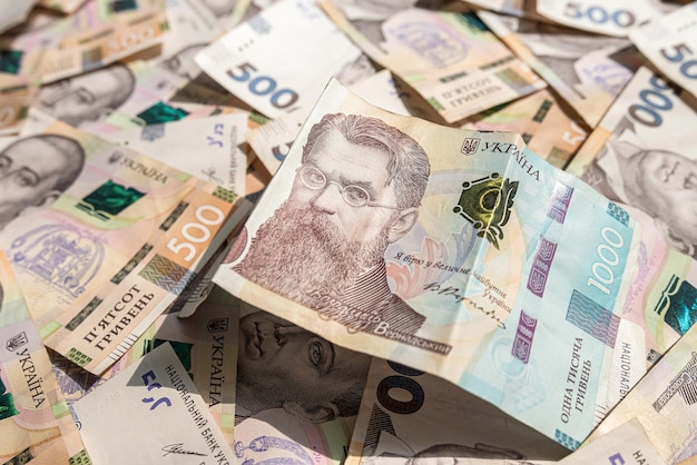 Billets bancaires et financiers de 500 1000 hryvnia ukrainienne en arrière-plan