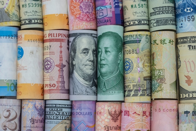 Billets de banque en dollars américains et en yuan chinois avec des billets de banque multi-pays. C&#39;est le symbole de la crise de la guerre tarifaire