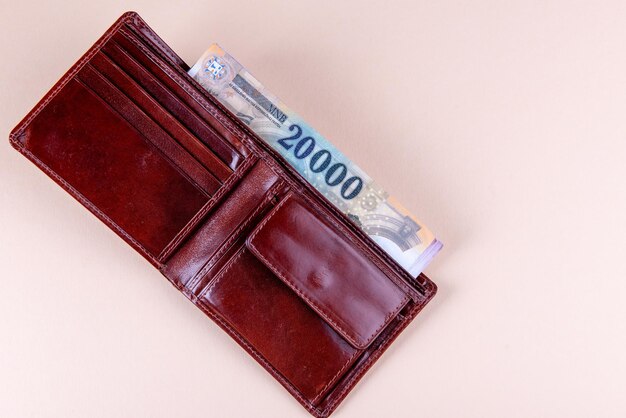 Billets de banque hongrois de 20000 HUF dans un portefeuille en cuir brun