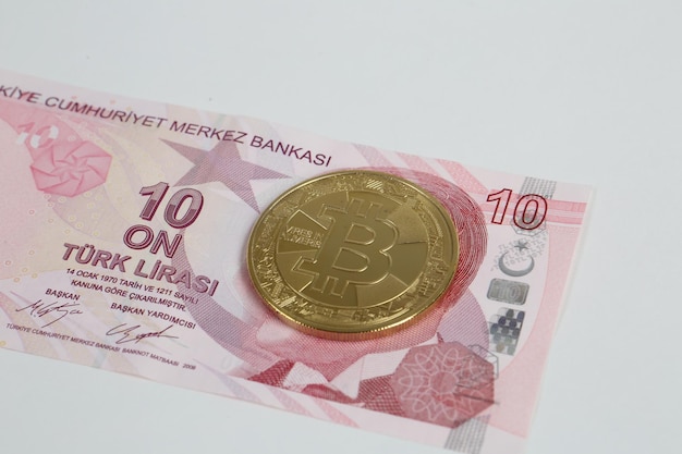 Billets de banque en lire turque et pièce de monnaie bitcoin