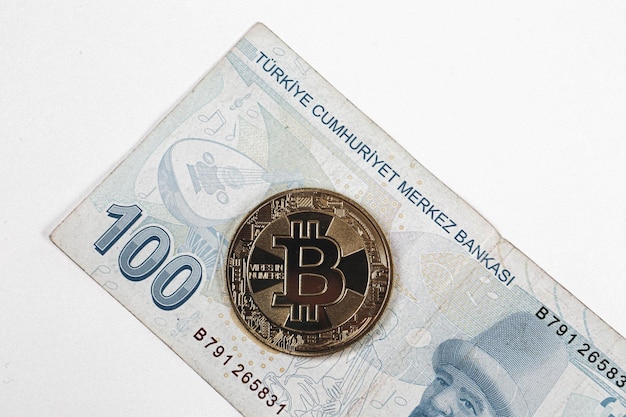 Billets de banque en lire turque et pièce de monnaie bitcoin