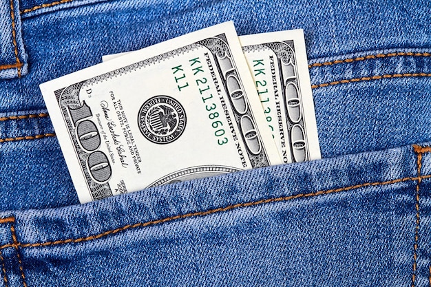 Billets de cent dollars dans la poche de jeans