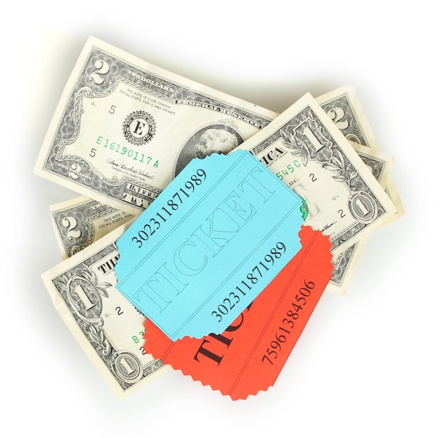 Des billets colorés avec de l'argent isolé sur blanc