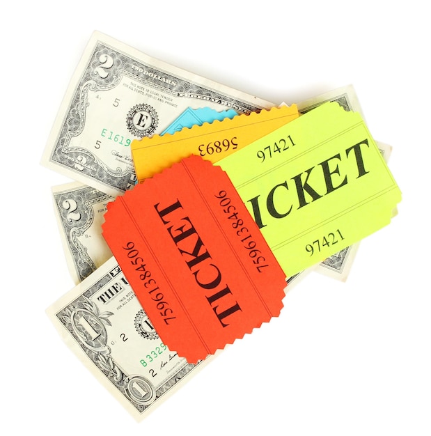 Des billets colorés avec de l'argent isolé sur blanc