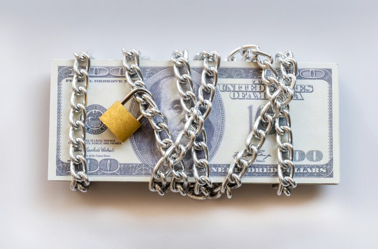 Billets d'un dollar avec chaîne et cadenas, argent de sécurité et concept d'investissement.