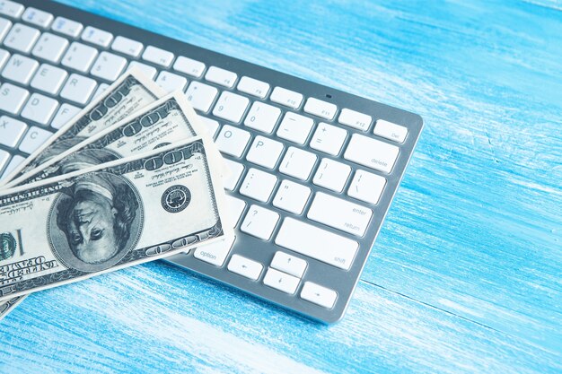 Billets d'un dollar sur le clavier