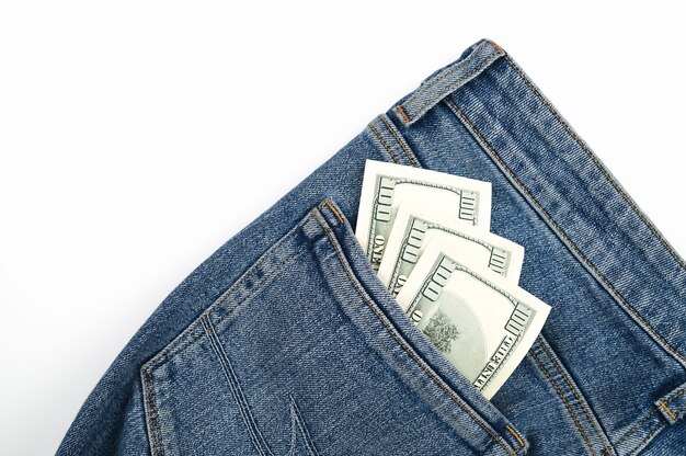 Billets d'un dollar dans la poche arrière d'un jean.