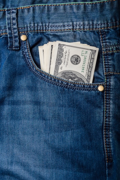 Billets d'un dollar dans la poche de jeans, concept de finance