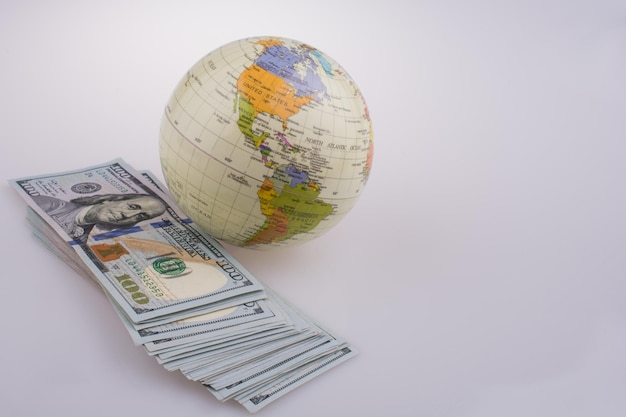 Billets en dollars américains à côté d'un globe modèle