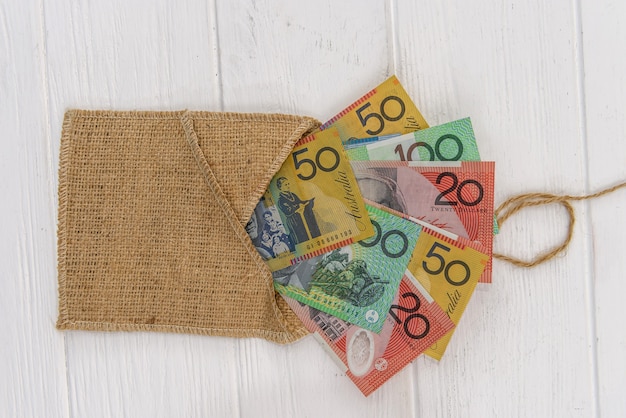 Billets en dollars australiens avec enveloppe matérielle sur fond clair