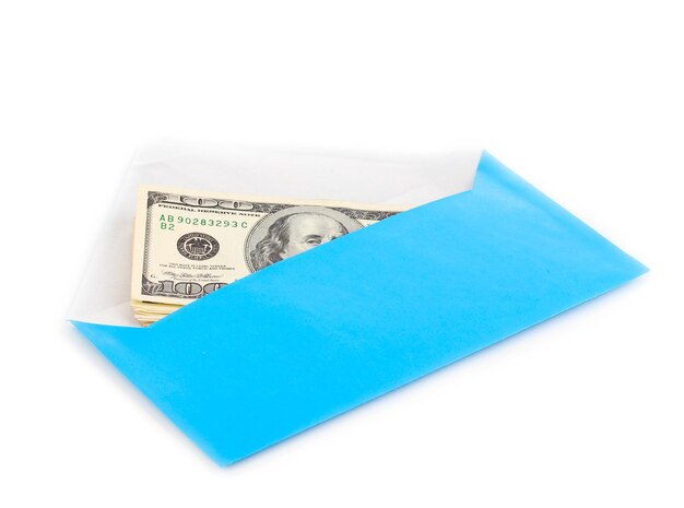 Photo billets en dollars dans une enveloppe isolée sur blanc