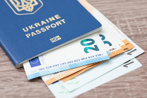 Billets européens dans un passeport ukrainien sur la table en gros plan