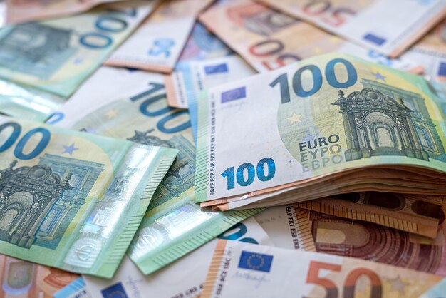 Billets en euros colorés vue de dessus fond d'argent