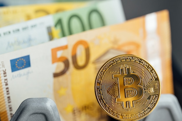 Billets en euros et concept d'investissement en crypto-monnaie Bitcoin. Pièce d'or de bitcoin d'argent d'euro et de crypto