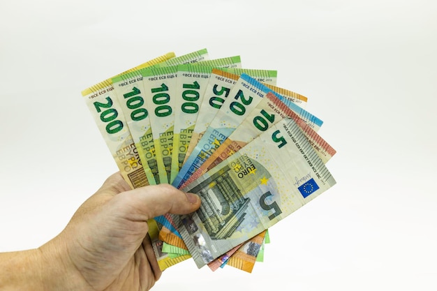 Billets en euros dans la main Monnaie de l'Union européenne