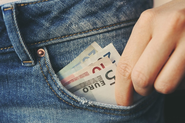 Billets en euros dans la poche de jeans libre