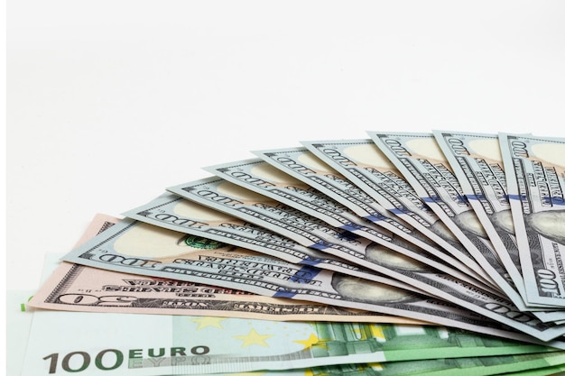 Billets en euros et dollars isolés sur fond blanc