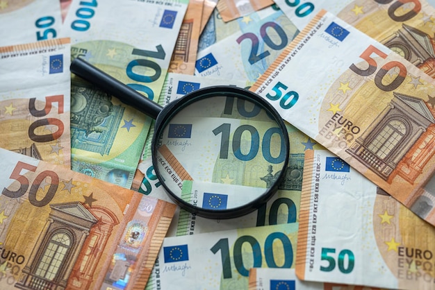 Billets en euros avec entreprise de concept de finance loupe