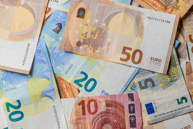 billets en euros éparpillés sur la table en arrière-plan 20